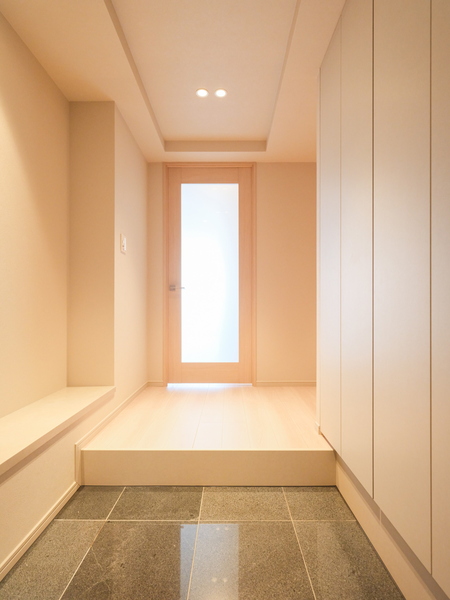 【廊下】リビングへと続く扉には、ガラス戸を採用しました。廊下まで自然光が届く開放的な住まいです。