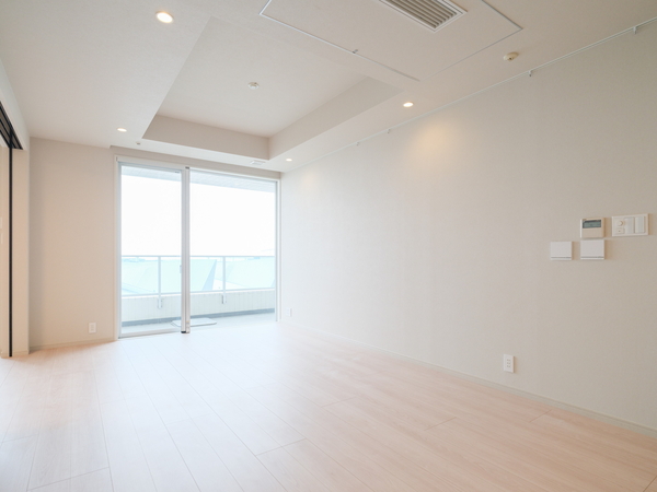 【リビング】洗練された意匠が、住まいに凛とした気品と深みを添える空間です。