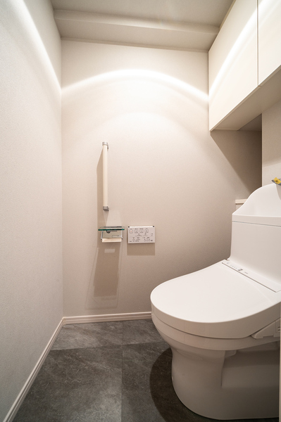 【トイレ】 収納を備えたトイレです
