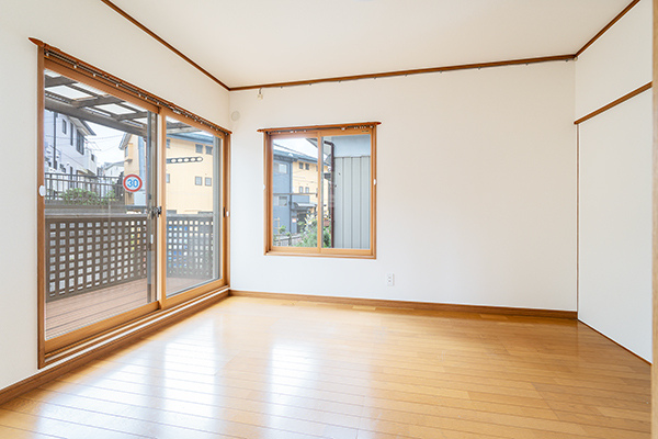 １階洋室。約５帖。ウッドデッキに繋がるお部屋の為、開放感が魅力的です。