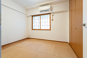 和室：収納があり、大変便利にお使いいただけます。