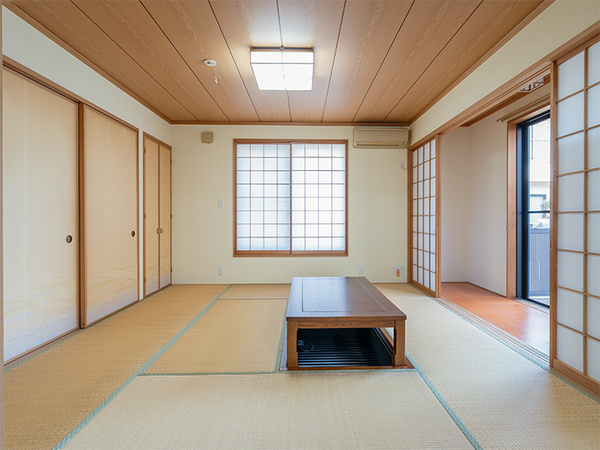 掘りごたつ付の和室で、家族団らんのひとときを