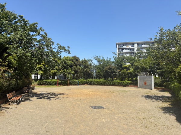 お子様の遊び場に最適な広場です。
