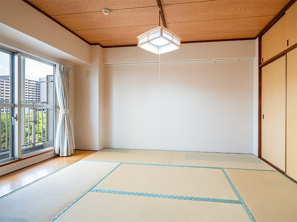 南東側バルコニーに面する和室（６帖）