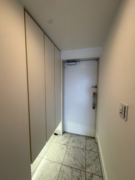 玄関。センサーで足元に明かりがつきます。