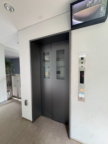 エレベーター。防犯カメラ付きです。