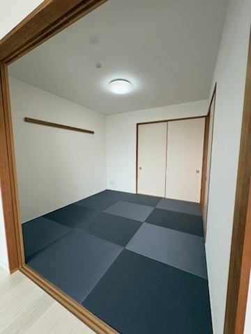 約６．１帖和室。畳の色に個性あり。