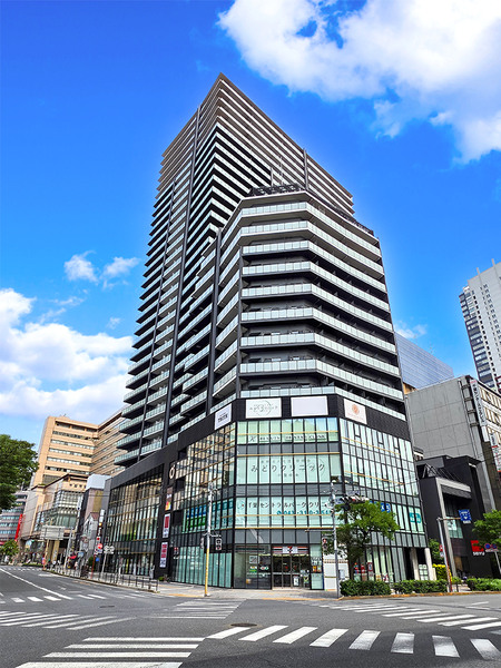 低層階には商業施設が入り、生活利便性も兼ね備えた複合型タワーマンションです。