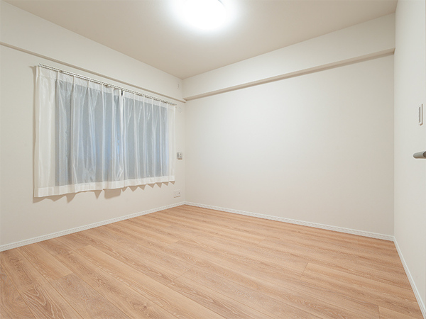 北東側約６帖洋室。柱などの干渉がなく、家具の配置がしやすいお部屋です。