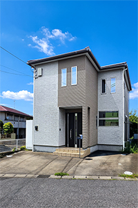 閑静な住宅街の角地に位置する、シックな外観の戸建。