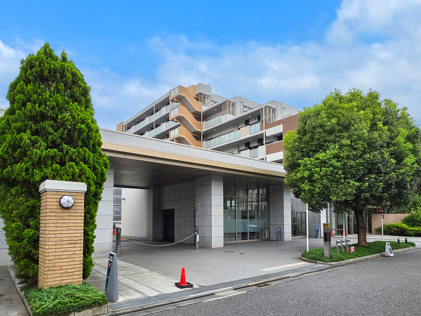 植栽が彩るマンションエントランス（２０２６年９月撮影）