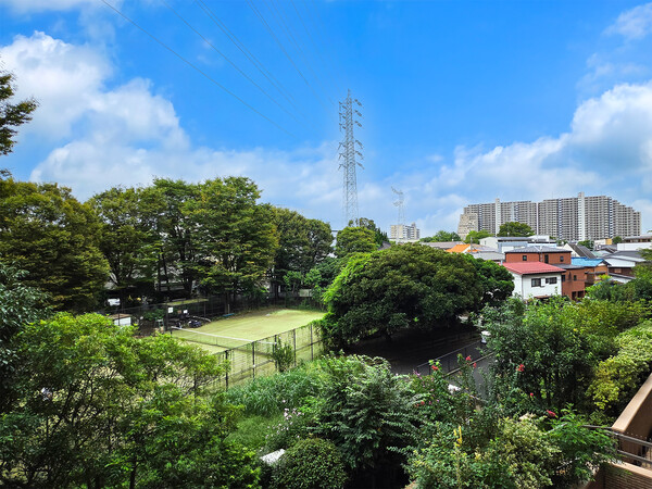 豊かな緑と開放的な眺望が広がります。（２０２６年９月撮影）