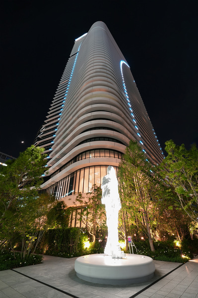 外観写真です。（夜）