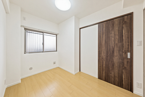 洋室約４．５帖（玄関横）