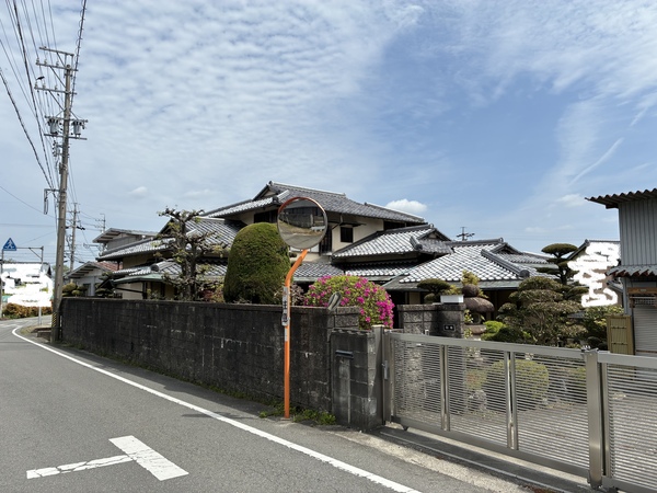 西側道路から母屋を望む