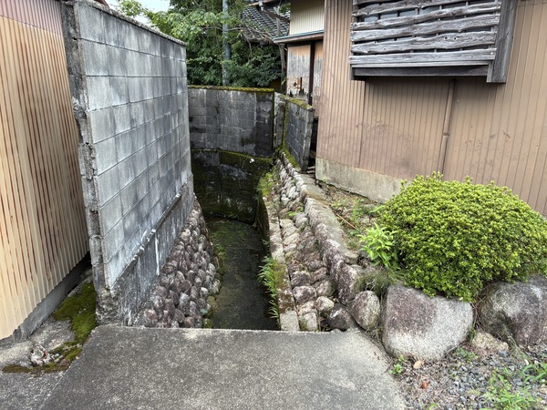 用悪水路（敷地内を東西に横断）
