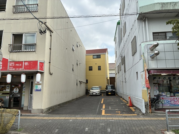 歩道に乗入口有ります。