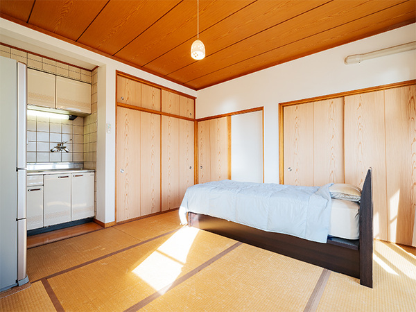 ◇２階和室部分。こちらのお部屋にはキッチンがございます。こちらも南向きにバルコニーです。