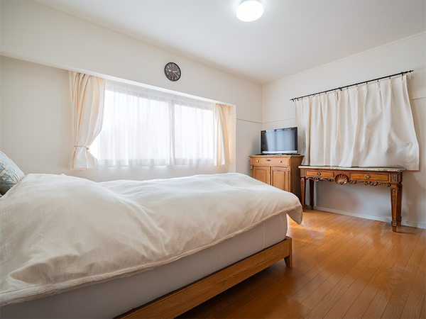 ◇１階洋室。約８．７５帖あり寝室としてお使いいただきやすい広さです。収納も多くございます。