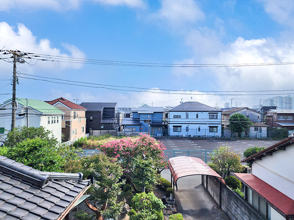 ◇２階バルコニーからの眺望。南向きで周りも高い建物が無いため明るく、温かい日差しが入り込みます。