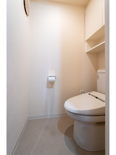 【トイレ】◇清掃用品やトイレットペーパーなど収納できる戸棚付き！