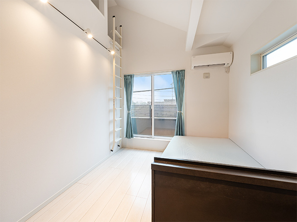 【洋室約６．８帖】南向きの明るく温かみのあるお部屋・ウォークインクローゼット有り