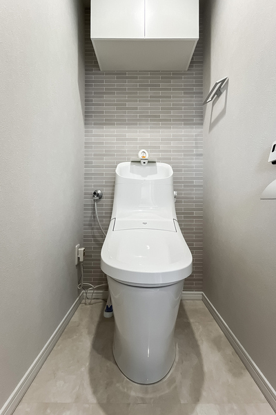 【トイレ】戸棚があるので清掃用品やトイレットペーパーなどをすっきり収納できます。