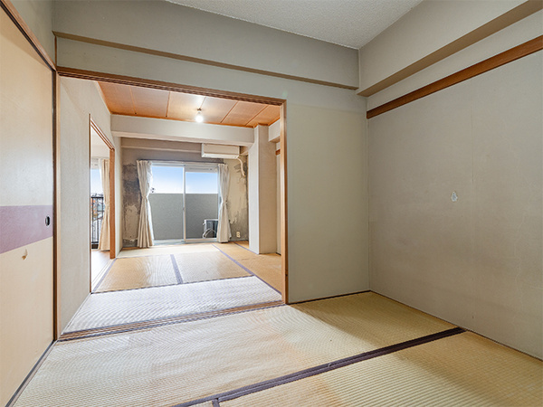 【和室：４．５帖・約６帖】■襖を開放すれば、和室２部屋を合わせて約１０．５帖の空間として使用可能です