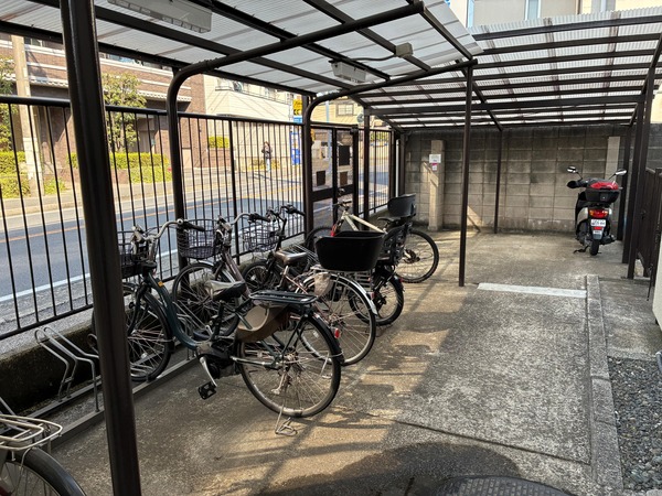 自転車置場：有（５００円／月）バイク置場：有（１０００円／月）