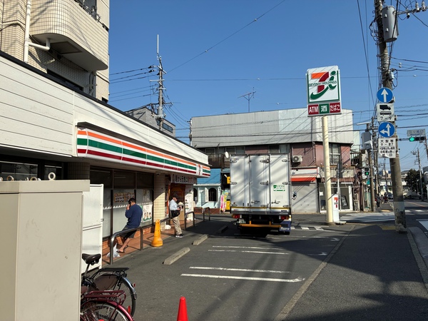 セブンイレブン横浜北寺尾４丁目店　約３５０ｍ／徒歩５分