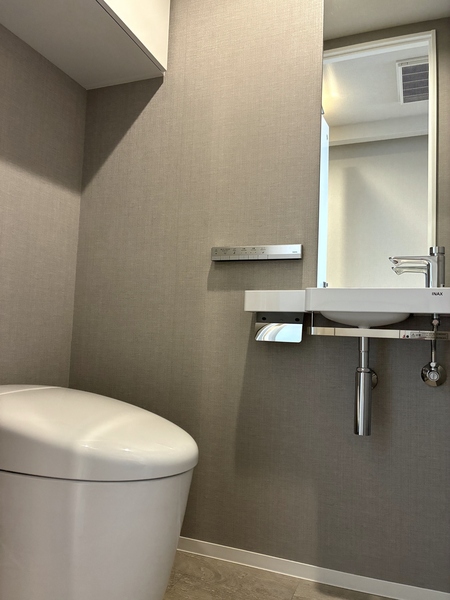 スタイリッシュなタンクレストイレを採用。清掃用品やトイレットペーパーなど収納できる戸棚付き！