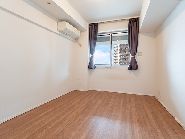 バルコニーに面した明るく風通しの良いお部屋です。