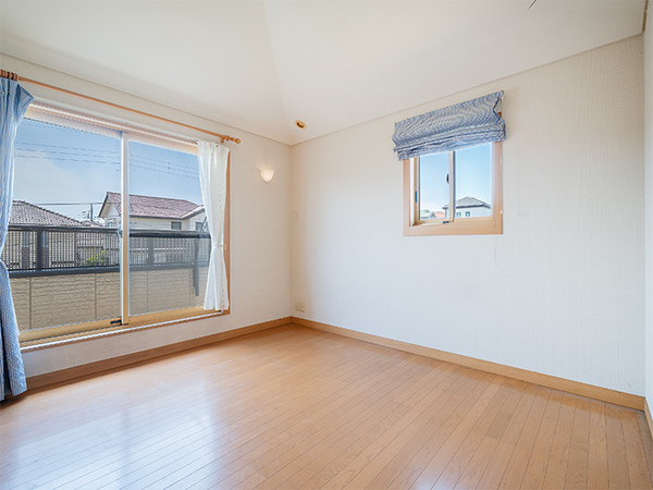 【洋室：約６帖】■各洋室、南向きの明るく温かみのあるお部屋
