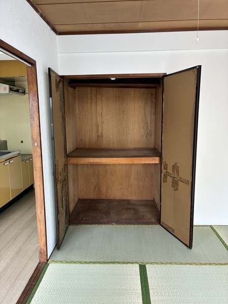 【和室：約６帖　押入】掃除機や扇風機などの家電製品や季節用品など収納が可能です。