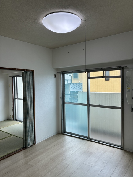 【ダイニング】南東に面した窓から明るい日差しが注ぎこみます。