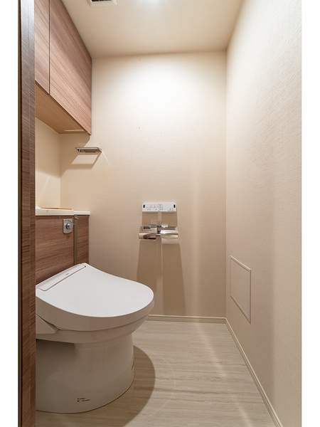 ◆清掃用品やトイレットペーパーなど収納できる戸棚付き！