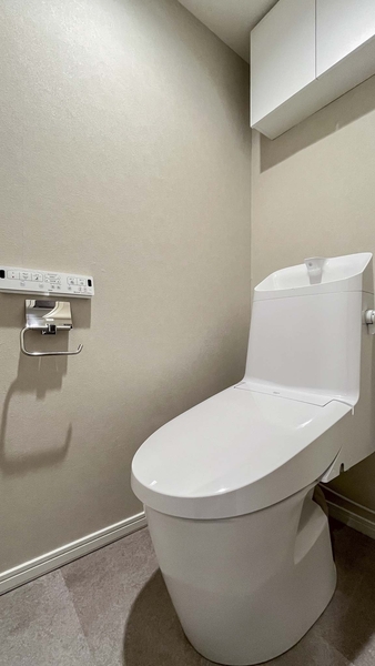 戸棚があるので清掃用品やトイレットペーパーなどをすっきり収納できます。