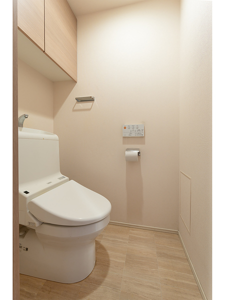■戸棚があるので清掃用品やトイレットペーパーなどをすっきり収納できます。