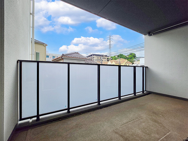 【南西向きバルコニー】■南西向きバルコニー、気持ちの良い陽がそそぎます。