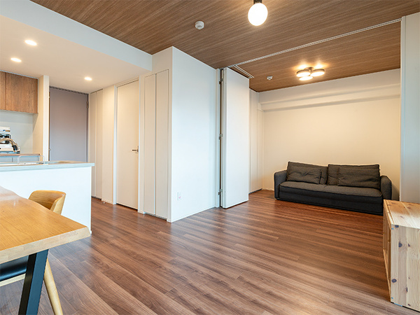 【ＬＤ：約１１．２帖】■リビングに隣接する洋室を開放して利用すると約１５．７帖の広々とした空間に