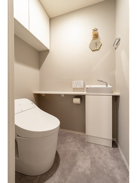 ■タッチレス水詮付きの手洗いカウンターを採用した衛生的で使いやすいトイレです。