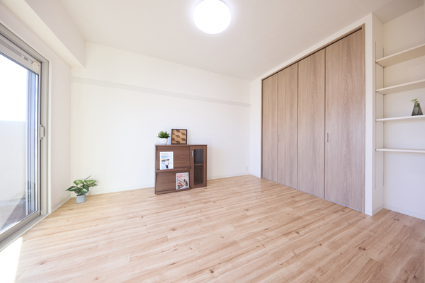 【洋室】約６．４帖 北欧風のナチュラルで温かみのあるお部屋です♪ 大容量クローゼット付き