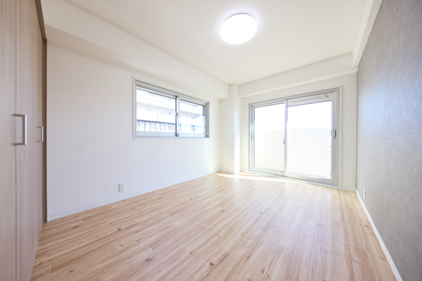 【居室】】約６．４帖 角部屋２面採光により明るく風通しの良いお部屋です！ クローゼット付き