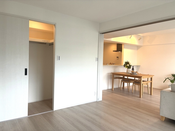 【リビング横洋室：約６帖】■南向きバルコニーに面したお部屋
