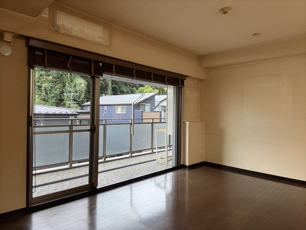 【洋室】約６．８帖　ベランダに面した明るく風通しの良いお部屋です