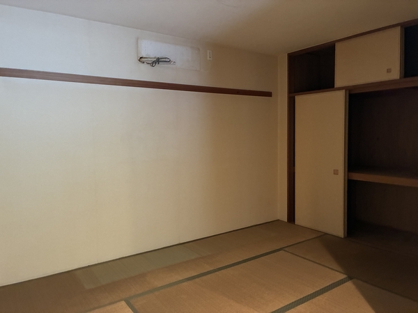 【和室】リビングに隣接した和室は家族の安らぎの場に