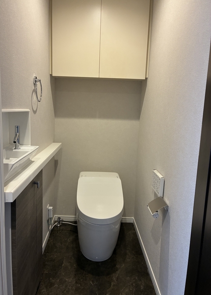 ■収納スペースがあるので清掃用品やトイレットペーパーなどをすっきり収納できます