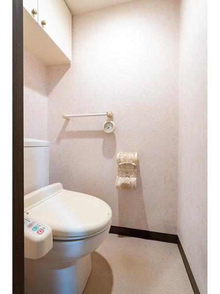 ■戸棚があるので清掃用品やトイレットペーパーなどをすっきり収納できます。