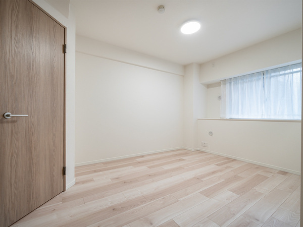 【洋室：約６．２帖】住戸内の床は段差のない間取設計につき、安全性が配慮されたお部屋