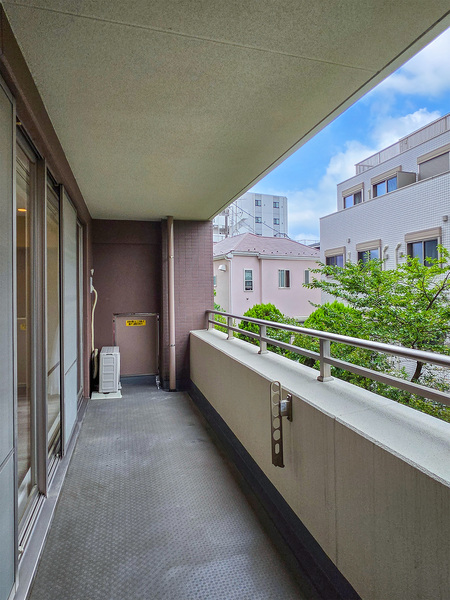 南向き住戸につき、陽当り良好です／逆梁工法によるハイサッシを採用